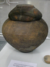 002 - Graburne mit Beigefäß, Hallstattzeit (circa 700 v.Chr.)